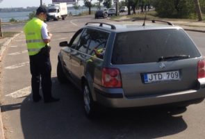 Фото сотрудник полиции остановит автомобиль в случаях