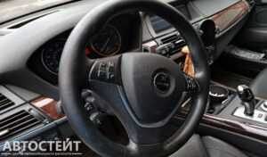 Фото Потертый руль в салоне авто с пробегом